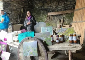 Exposición de emprendimiento de elaboración de miel artesanal.